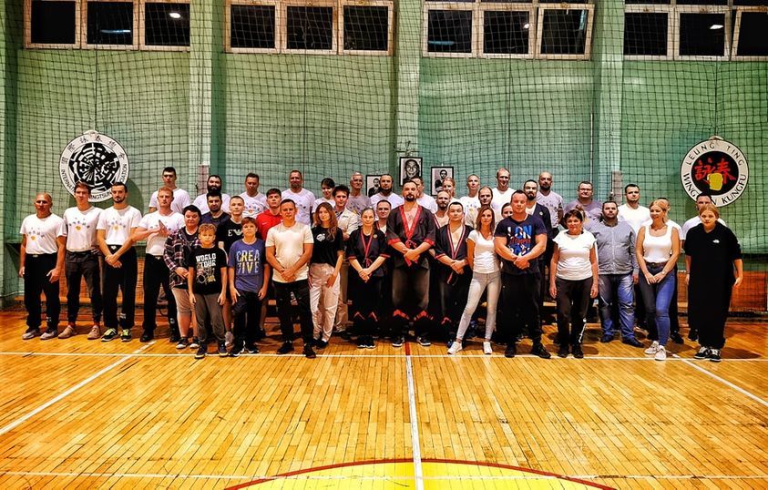 Grupa uczniów i mistrzów Wing Tsun Kung Fu w trakcie warsztatów samoobrony