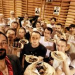 Uczniowie swietujacy urodziny Sifu Jarka