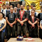 Uczniowie swietujacy urodziny Sifu Jarka