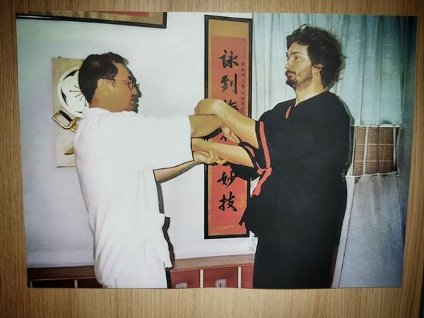 na zdjeciu sijo leung ting uczy sikunga madat norberta, zdjecie zrobione w latach 90