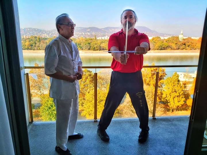 Mistrzowie Wing Tsun Kung Fu GM Maday Norbert na lekcji u GGM Leung Ting trenujący skuteczną samoobronę opartą na logice i prawach fizyki.